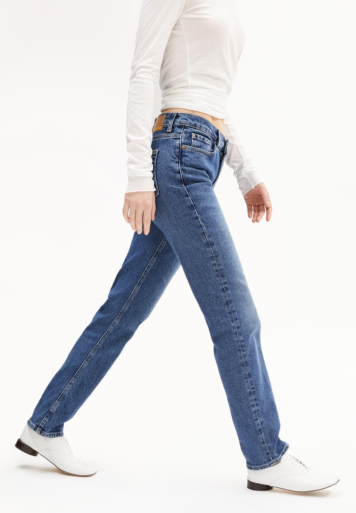 armedangels-carenaa-straight-jean-atmospheric-31-34-4
