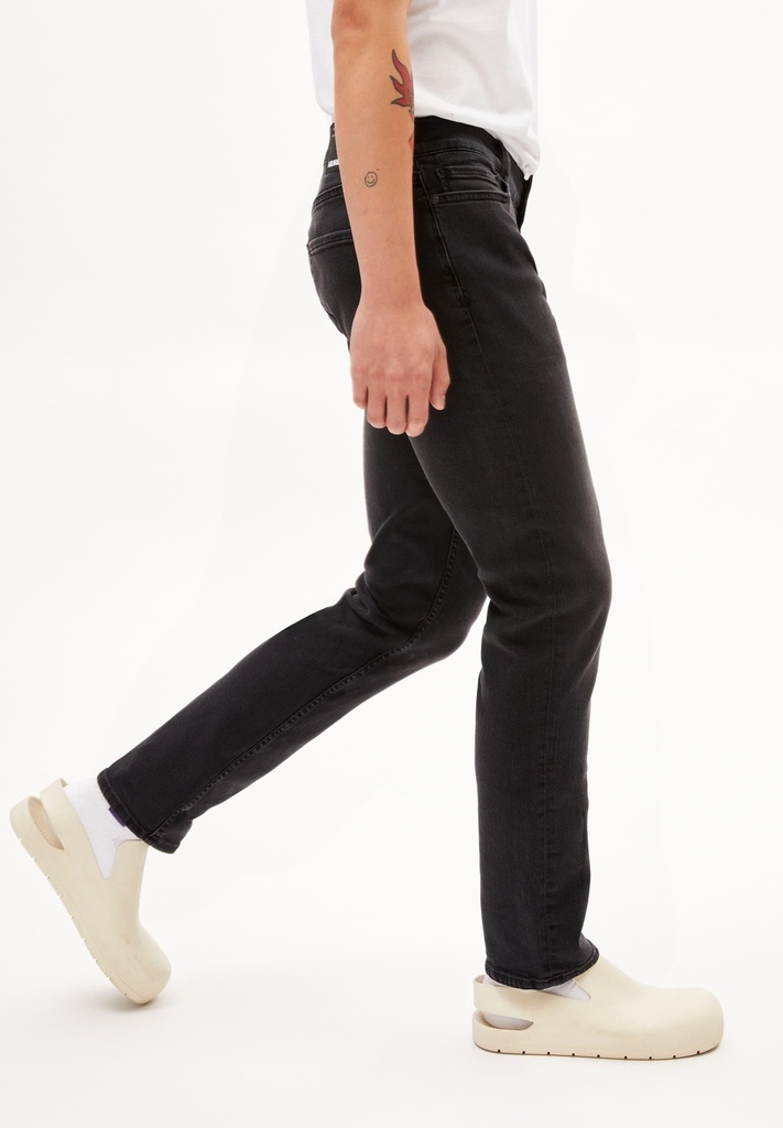 armedangels-iaan-x-stretch-black-washed-38-32-4