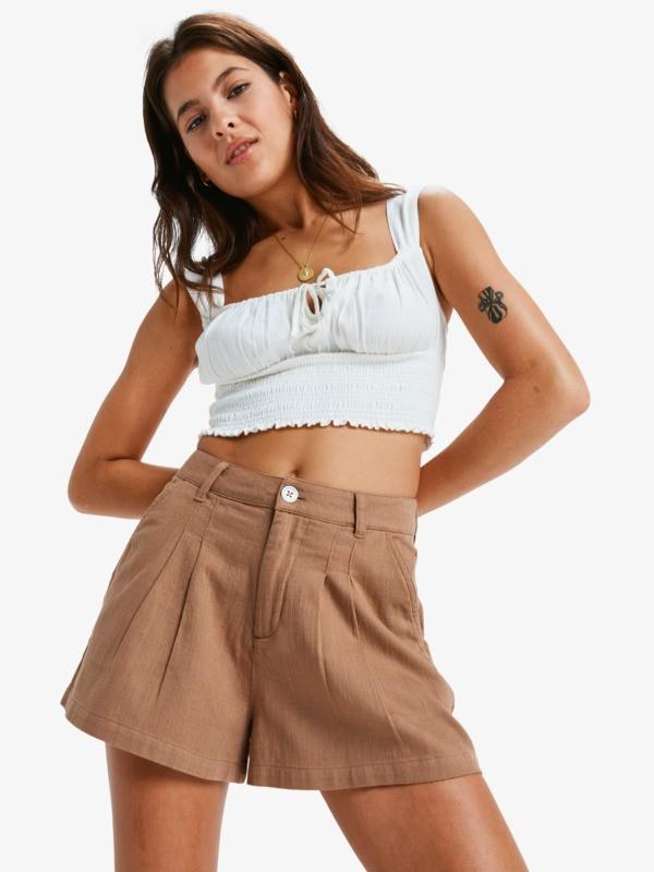 ATTRACTIVE LIGHT SHORT